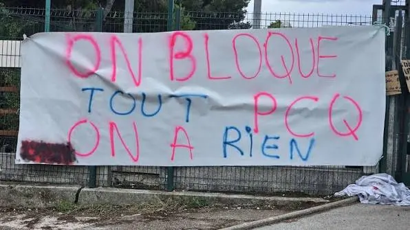 Banderole accrochée à une grille : « On bloque tout pcq on a rien »